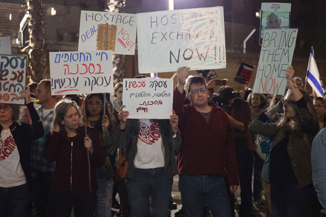 İsrail, Gazze'de 'beyaz bayrak' çeken kendi esir askerlerini öldürdü! Özür diyeyip katliama devam etti - Resim: 2