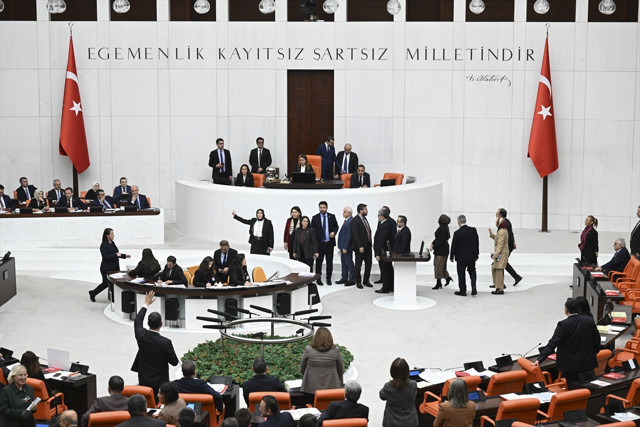 Meclis'te gerginlik! Özlem Zengin AK Partili vekillere Genel Kurulu terk ettirdi! - Resim: 1