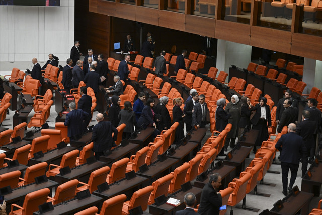 Meclis'te gerginlik! Özlem Zengin AK Partili vekillere Genel Kurulu terk ettirdi! - Resim: 0