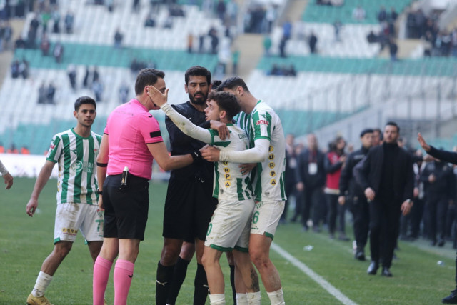 Bursaspor-Diyarbekirspor maçında ortalık karıştı: Maçın son anında 5 kırmızı kart çıktı - Resim: 1