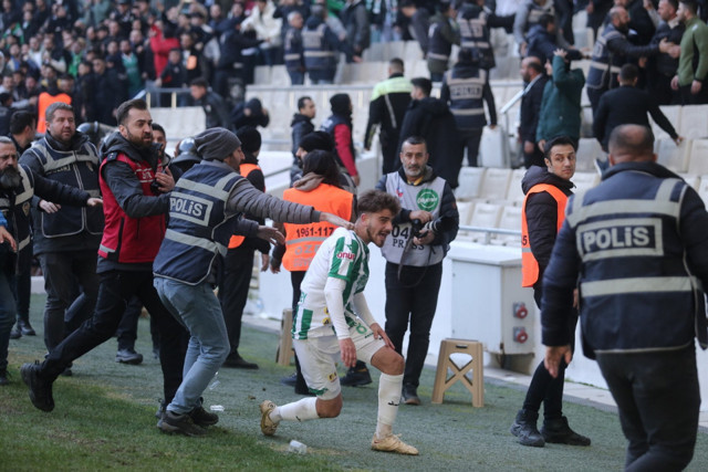 Bursaspor-Diyarbekirspor maçında ortalık karıştı: Maçın son anında 5 kırmızı kart çıktı - Resim: 3