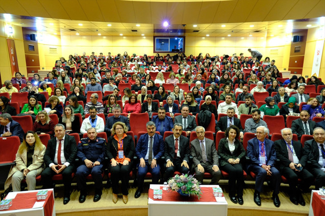 'Sigaranın zararları' paneline verilen arada sigara içtiler - Resim: 0