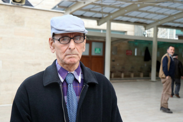 Köpekleriyle şadırvanı mesken tuttu, cami cemaati abdest alamaz oldu - Resim: 1