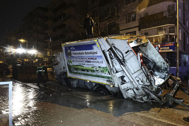 Ankara’da yağmur nedeniyle yol çöktü, çöp kamyonu askıda kaldı - Resim: 0