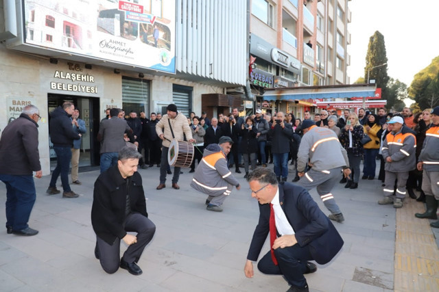 Yüzde 71'lik zammı oynayarak kutladılar - Resim: 0