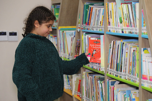 Enkaz altındaki kitaplar! Ödünç aldıkları kitapları enkaz altında kalan Lina ve Hira mahçup olunca... - Resim: 2