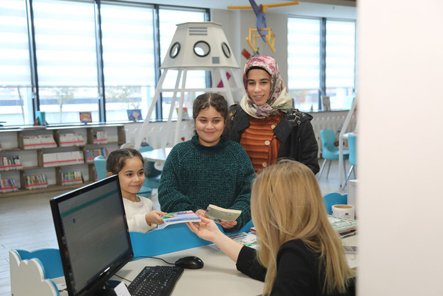 Enkaz altındaki kitaplar! Ödünç aldıkları kitapları enkaz altında kalan Lina ve Hira mahçup olunca... - Resim: 1