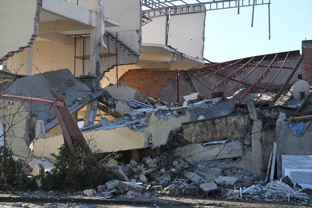 6 Şubat'ta ağır hasar almıştı! Malatya'da büyük panik,6 işyeri çöktü - Resim: 0