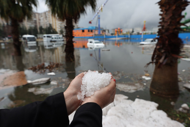 Antalya'da okullar bir gün daha tatil edildi! Sel can aldı, 'kıyamet kopuyor sandık'... - Resim: 1