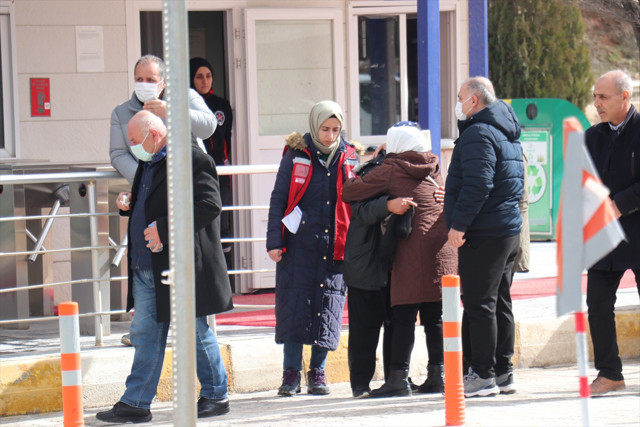 Erzincan'da toprak altında kalan işçilerin yakınlarının üzüntülü bekleyişi sürüyor - Resim: 1