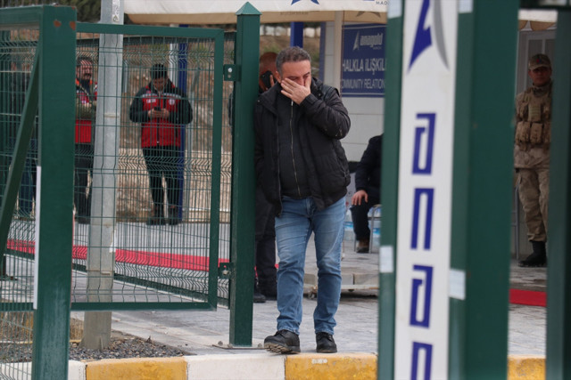 Erzincan'da toprak altında kalan işçilerin yakınlarının üzüntülü bekleyişi sürüyor - Resim: 0