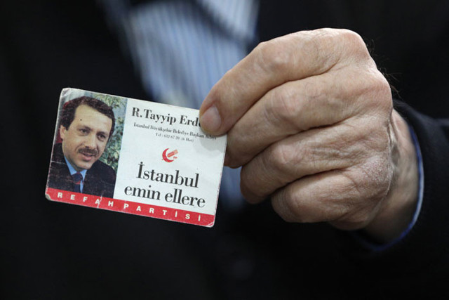 Murat Kurum’a 30 yıldır cebinde sakladığı Cumhurbaşkanı Erdoğan’ın kartvizitini gösterdi - Resim: 0