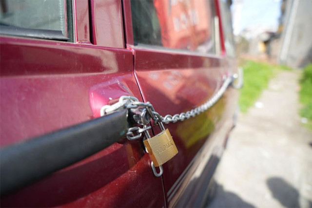 Samsun'da hırsızlardan bıkan esnaf, otomobilini zincire vurdu - Resim: 0