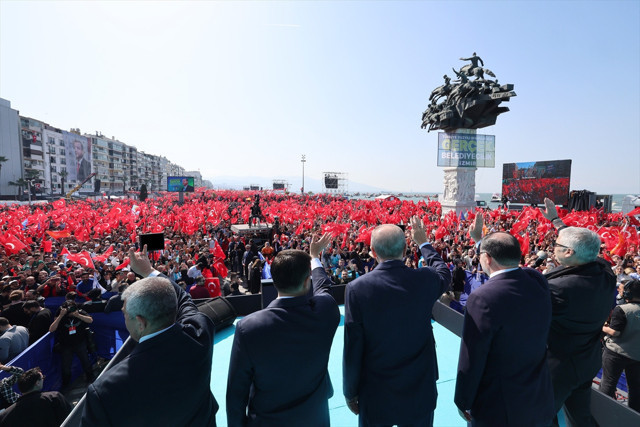 Cumhurbaşkan Erdoğan'dan İzmir mitinginde İmamoğlu ve Özel'e salvolar! "İstanbul'da 'tutmayın küçük enişteyi' karakteri var" - Resim: 0