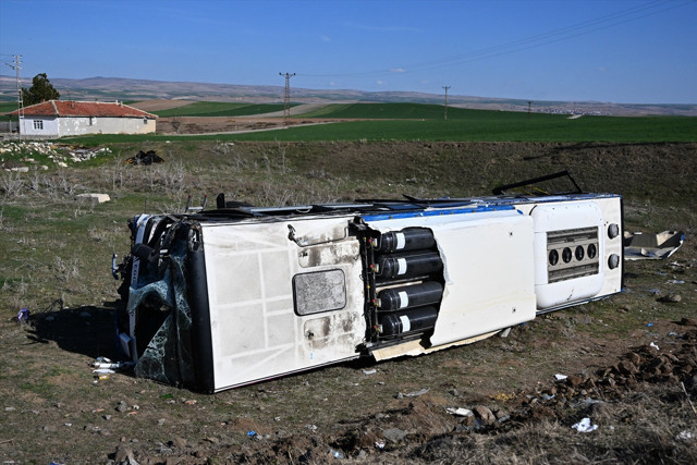 Ankara'da  EGO otobüsü devrildi: Yaralılar var! - Resim: 0