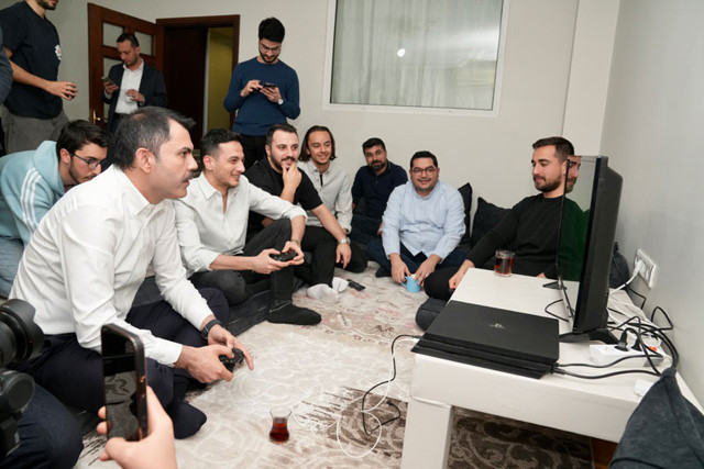 Murat Kurum sahurda öğrenci evinde playstation oynadı menemen yaptı kararsız seçmeni böyle ikna etti - Resim: 1