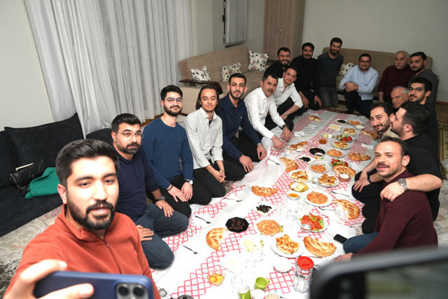 Murat Kurum sahurda öğrenci evinde playstation oynadı menemen yaptı kararsız seçmeni böyle ikna etti - Resim: 3