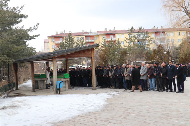 Erzurum'da katledilen anne ve kızı gözyaşlarıyla uğurlandı - Resim: 0