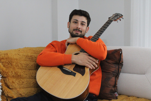 Öldü sanılıp ceset torbasına konan depremzede genç, depremin acılarını şarkıyla anlattı - Resim: 1