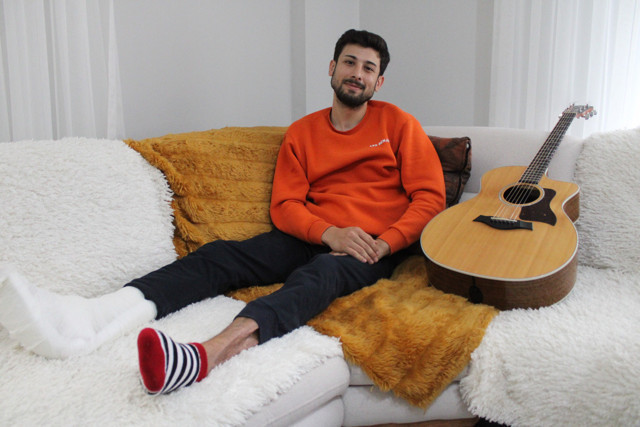 Öldü sanılıp ceset torbasına konan depremzede genç, depremin acılarını şarkıyla anlattı - Resim: 0