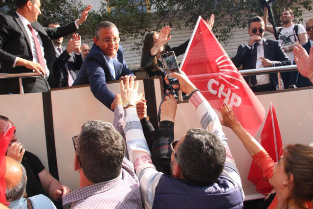 CHP Genel Başkanı Özgür Özel seçim çalışmalarını Manisa’da sonlandırdı - Resim: 0