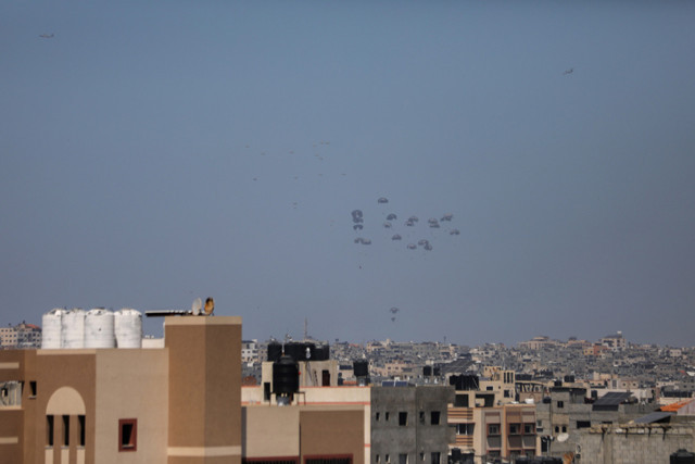 Gazze Şeridi'nin kuzeyine paraşütle insani yardım indirildi - Resim: 0