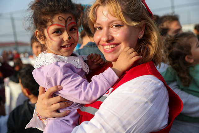 Ramazan bereketi Kızılay’la çoğalıyor! Yardımseverler bayramda Kızılay eliyle destek oluyor - Resim: 1