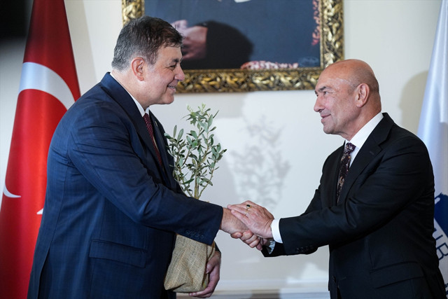 İzmir Büyükşehir Belediyesinde devir teslim töreni yapıldı! Tunç Soyer'den 'desteğe hazırım' mesajı - Resim: 0