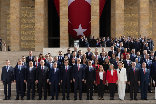 TBMM Başkanı Numan Kurtulmuş başkanlığındaki devlet erkanı, Anıtkabir'i ziyaret etti - Resim: 1