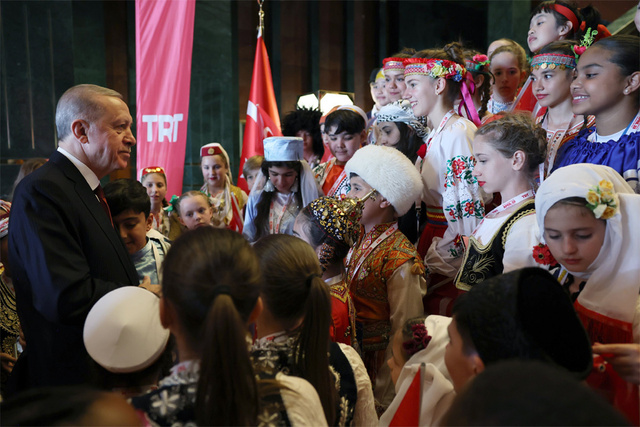 Cumhurbaşkanı Erdoğan, Türk dünyası çocukları ve TRT Çocuk Şenliği konuk çocuklarıyla bir araya geldi - Resim: 0