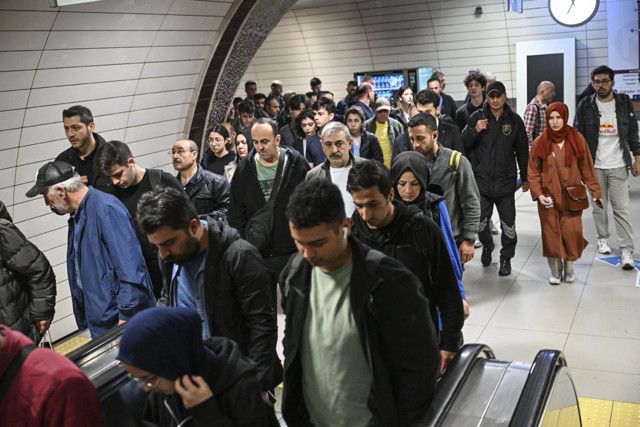Üsküdar-Samandıra Metro Hattı'ndaki sorun 50 saati aşkın süredir giderilemedi! Vatandaş 'yazıklar olsun' dedi - Resim: 0