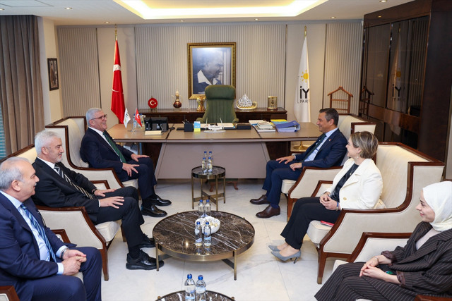 CHP lideri Özgür Özel'den Müsavat Dervişoğlu'na ziyaret - Resim: 0