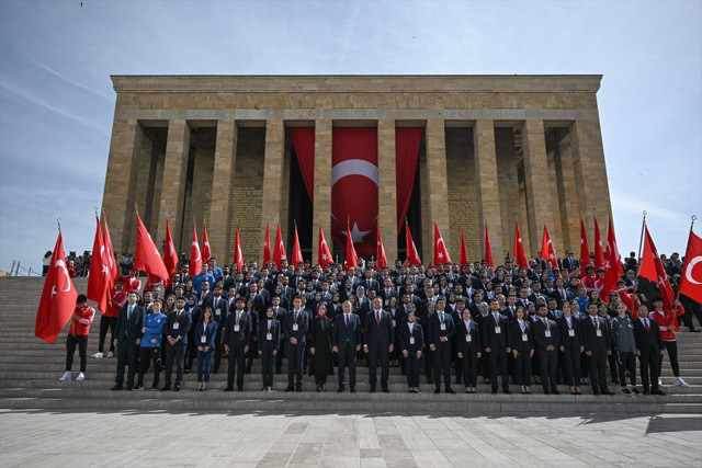 Gençlik ve Spor Bakanı Osman Aşkın Bak,19 Mayıs dolayısıyla Anıtkabir'i ziyaret etti - Resim: 1