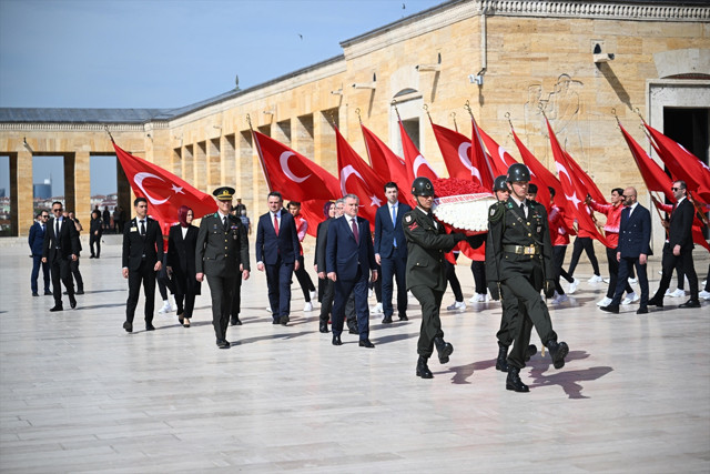 Gençlik ve Spor Bakanı Osman Aşkın Bak,19 Mayıs dolayısıyla Anıtkabir'i ziyaret etti - Resim: 0