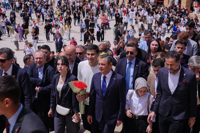 CHP Genel Başkanı Özgür Özel, "Büyük Gençlik Yürüyüşü"ne katıldı - Resim: 0