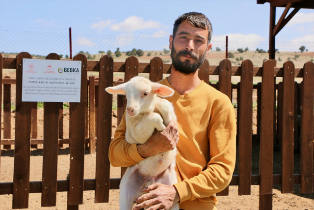 Şehirdeki işini bırakarak yerleştiği kırsal mahallede küçükbaş hayvan yetiştiricisi oldu - Resim: 0