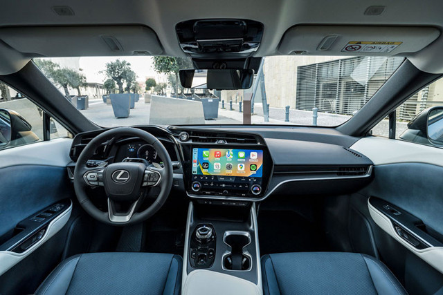 Lexus, elektrikli RZ 450e'yi Türkiye'de satışa sundu 10 yıl sonraki batarya ömrü dikkat çekti - Resim: 1