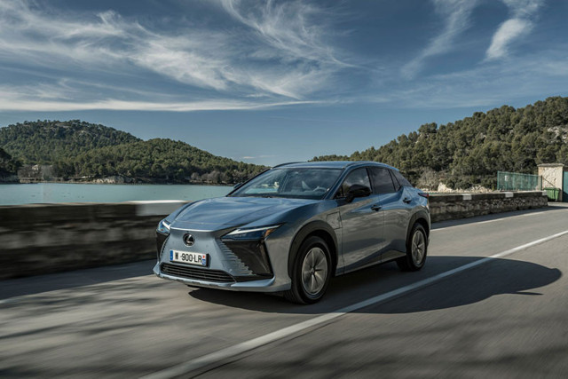 Lexus, elektrikli RZ 450e'yi Türkiye'de satışa sundu 10 yıl sonraki batarya ömrü dikkat çekti - Resim: 0