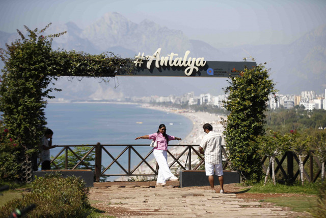 Antalya'da sıcak havadan bunalan vatandaşlar sahillere akın etti - Resim: 1