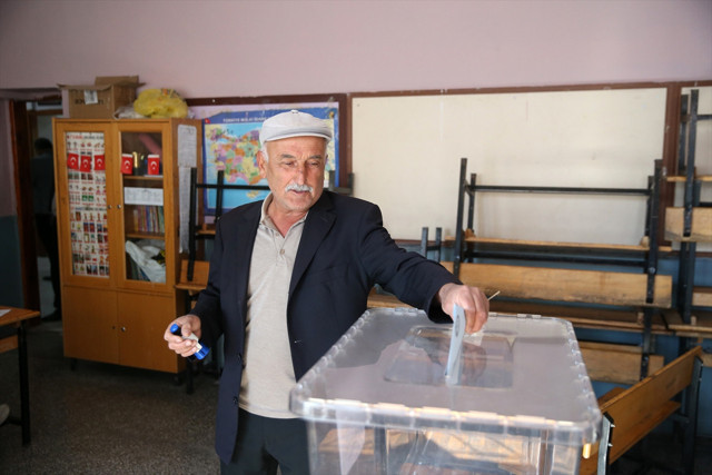 3 ilçe ve 4 beldede sandık kuruldu! Oy verme işlemi başladı - Resim: 2