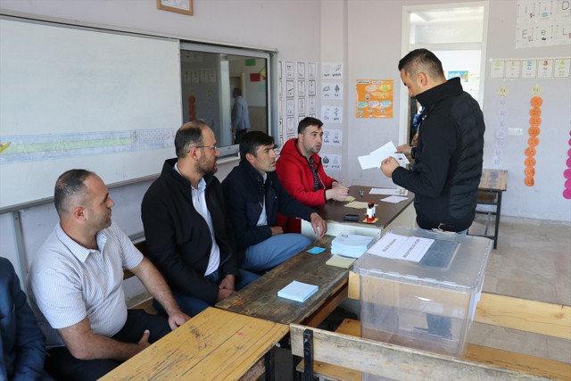 3 ilçe ve 4 beldede sandık kuruldu! Oy verme işlemi başladı - Resim: 1