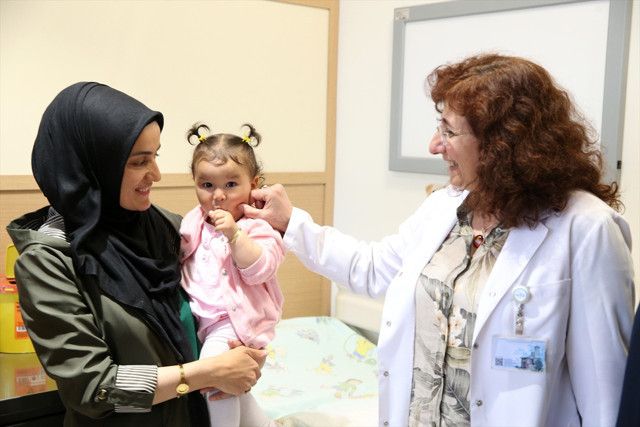 7 aylık bebeğin karnından 400 binde 1 görülen tümör çıktı - Resim: 0