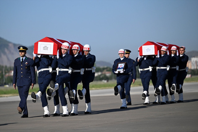 Kayseri'de uçak kazası: Şehit pilotlar törenle memleketlerine uğurlandı - Resim: 0