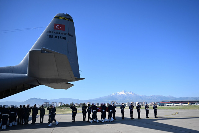 Kayseri'de uçak kazası: Şehit pilotlar törenle memleketlerine uğurlandı - Resim: 2