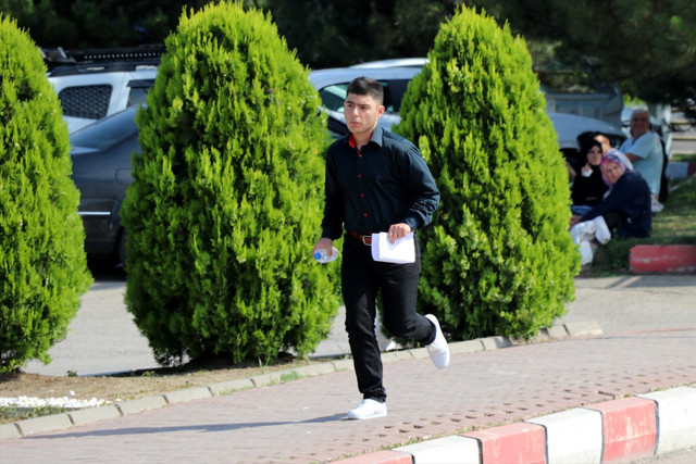 YKS için yanlış okula gelen ve kimliğini unutan öğrencilerin yardımına polis yetişti - Resim: 1