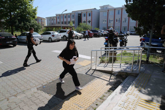 Sınav giriş belgesini unutan öğrenciyi YKS'ye Yunus Timi polisleri yetiştirdi - Resim: 1