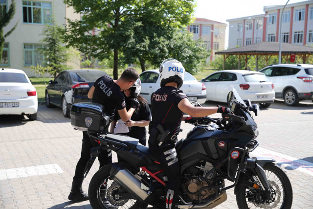 Sınav giriş belgesini unutan öğrenciyi YKS'ye Yunus Timi polisleri yetiştirdi - Resim: 0