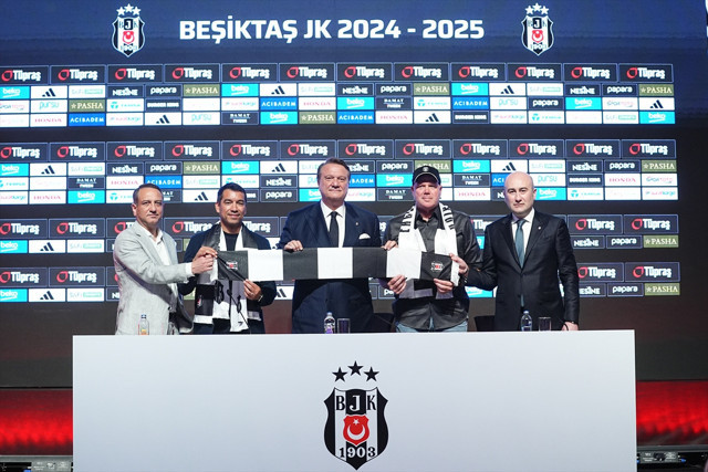 Beşiktaş, yeni teknik direktörü Giovanni van Bronckhorst için imza töreni düzenledi - Resim: 1