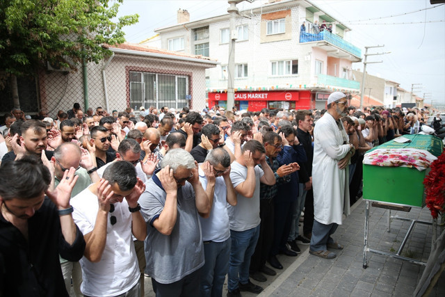 Eskişehir'deki dede katliamı: Anne-oğul aynı tabutta son yolculuğuna uğurlandı - Resim: 0