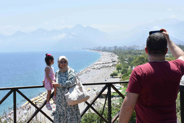 Antalya sahillerinde Kurban Bayramı'nın ilk günü yoğunluk yaşanıyor - Resim: 1